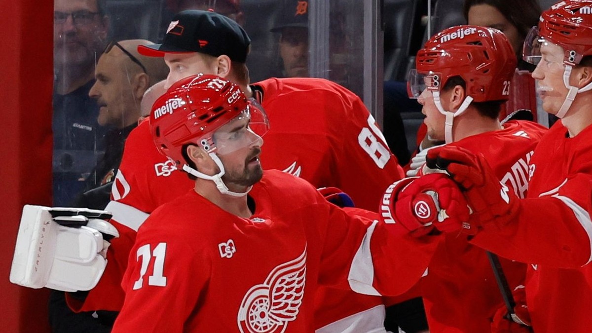 Dylan Larkin (71) oslavuje gól so spoluhráčmi Detroitu.