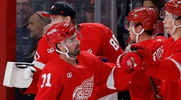 Dylan Larkin (71) oslavuje gól so spoluhráčmi Detroitu.