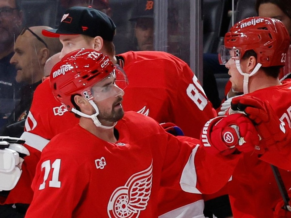 Dylan Larkin (71) oslavuje gól so spoluhráčmi Detroitu.