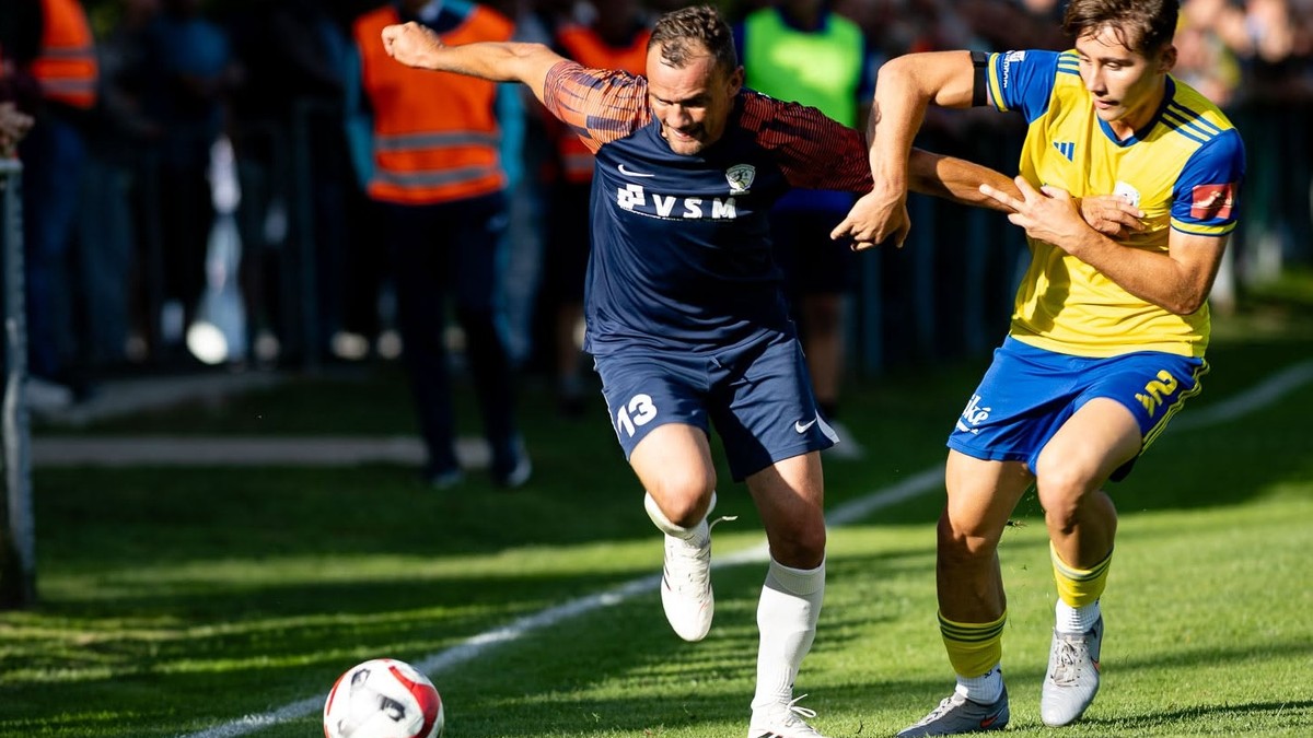 Mário Kurák (Látky, zľava) a Alex Lajčiak (Pohronie) bojujú o loptu v zápase Slovnaft Cupu Látky - Pohronie.
