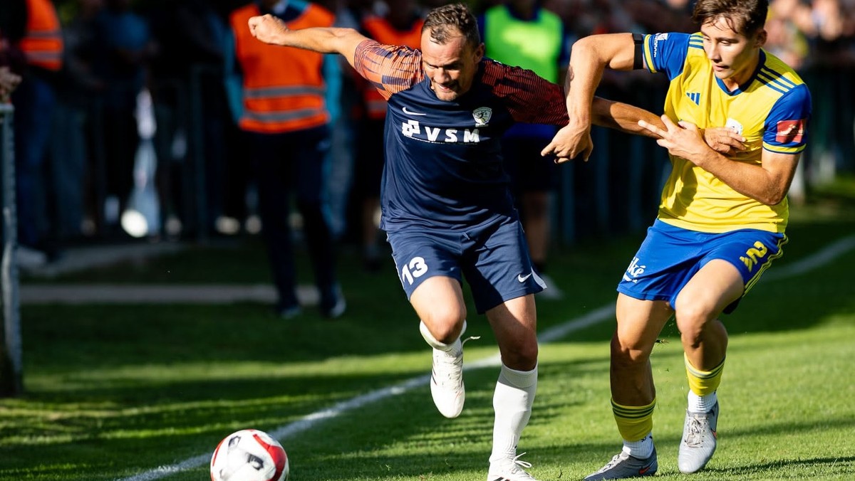 Mário Kurák (Látky, zľava) a Alex Lajčiak (Pohronie) bojujú o loptu v zápase Slovnaft Cupu Látky - Pohronie.