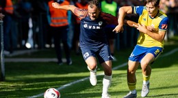 Mário Kurák (Látky, zľava) a Alex Lajčiak (Pohronie) bojujú o loptu v zápase Slovnaft Cupu Látky - Pohronie.