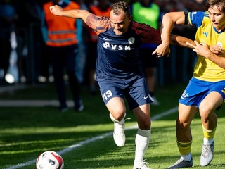 Mário Kurák (Látky, zľava) a Alex Lajčiak (Pohronie) bojujú o loptu v zápase Slovnaft Cupu Látky - Pohronie.