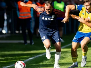Mário Kurák (Látky, zľava) a Alex Lajčiak (Pohronie) bojujú o loptu v zápase Slovnaft Cupu Látky - Pohronie.