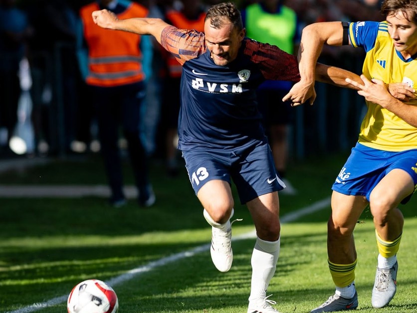 Mário Kurák (Látky, zľava) a Alex Lajčiak (Pohronie) bojujú o loptu v zápase Slovnaft Cupu Látky - Pohronie.