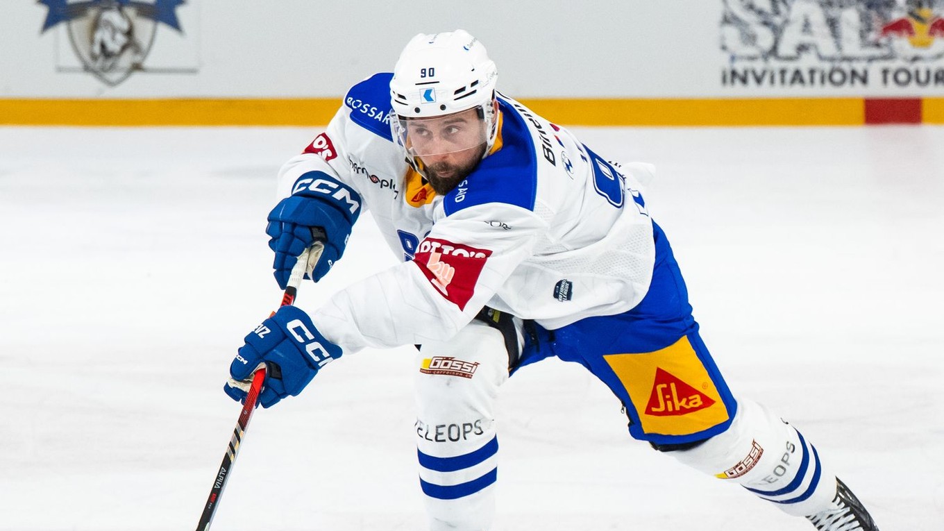 Slovenský hokejista Tomáš Tatar v drese švajčiarskeho Zugu.