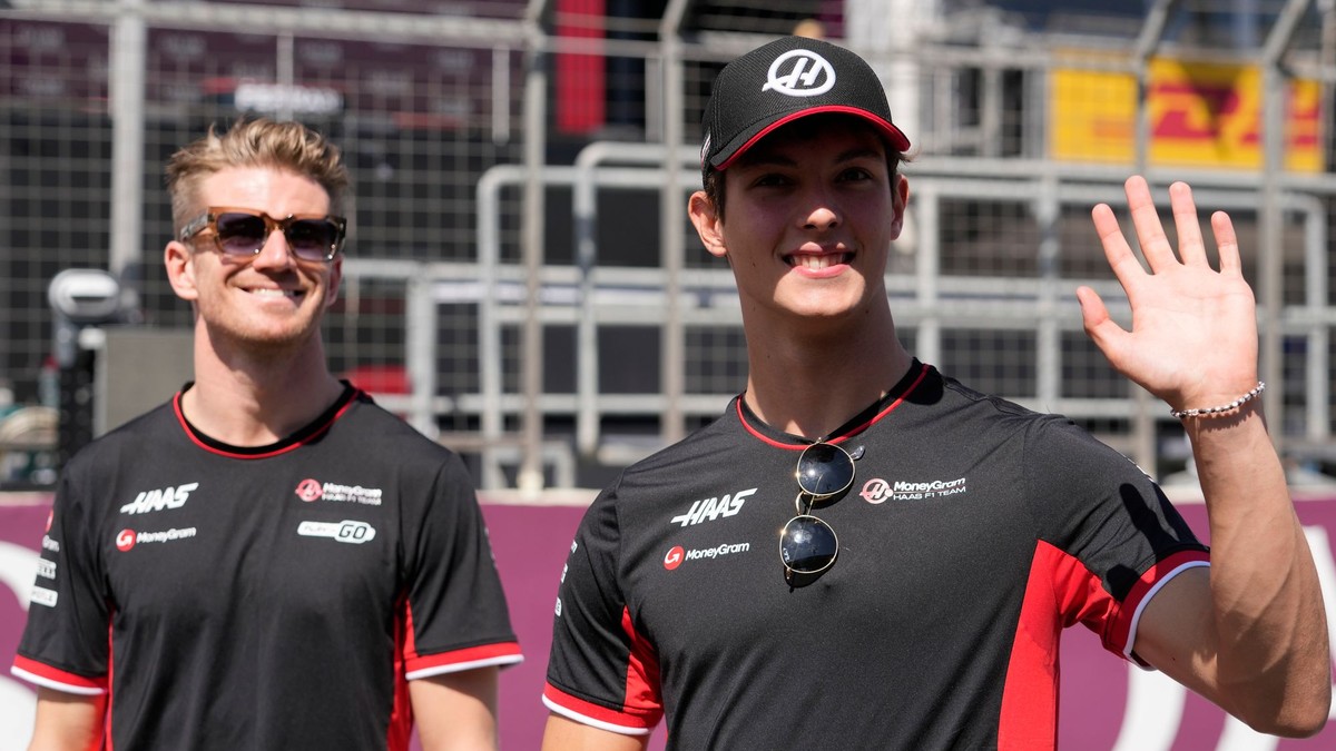 Piloti tímu Haas Nico Hülkenberg (vľavo) a Oliver Bearman.