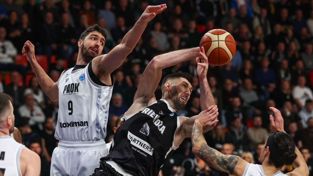 Nikolaos Persidis (PAOK), Fahro Alihodžič (Prievidza) a Antonios Koniaris (PAOK) bojujú o loptu v zápase M-skupiny druhej fázy Europského pohára FIBA (EP FIBA). 