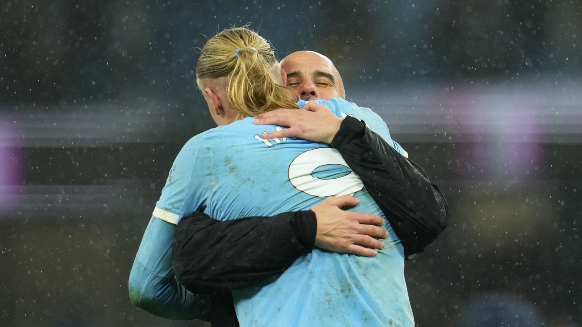 Tréner Pep Guardiola a Erling Haaland.