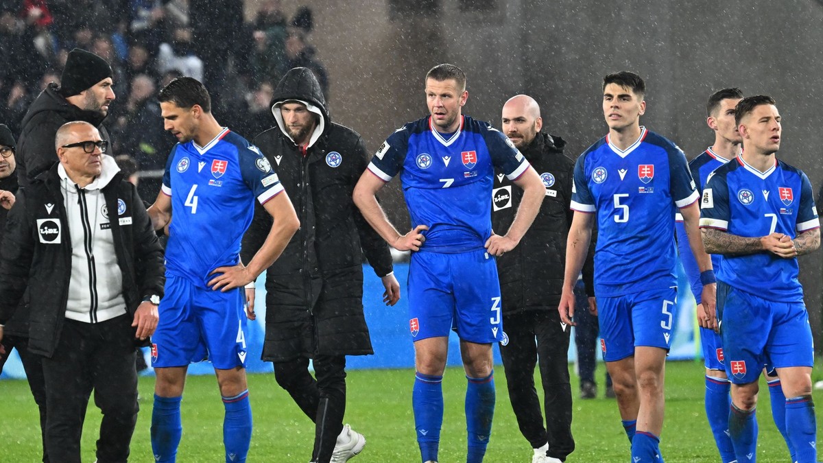 Slovenskí futbalisti po prehre v baráži proti Kosovu.