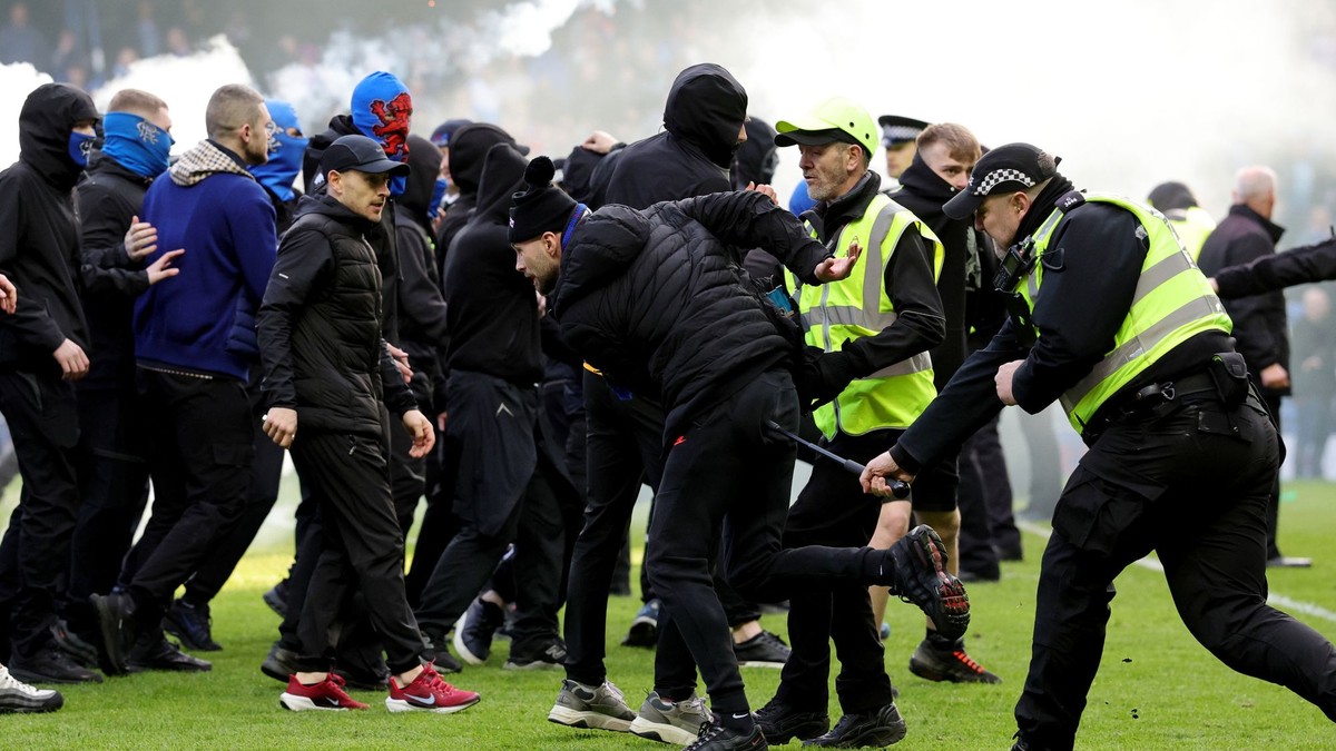Usporiadatelia a policajti zasahujú počas bitky fanúšikov, 