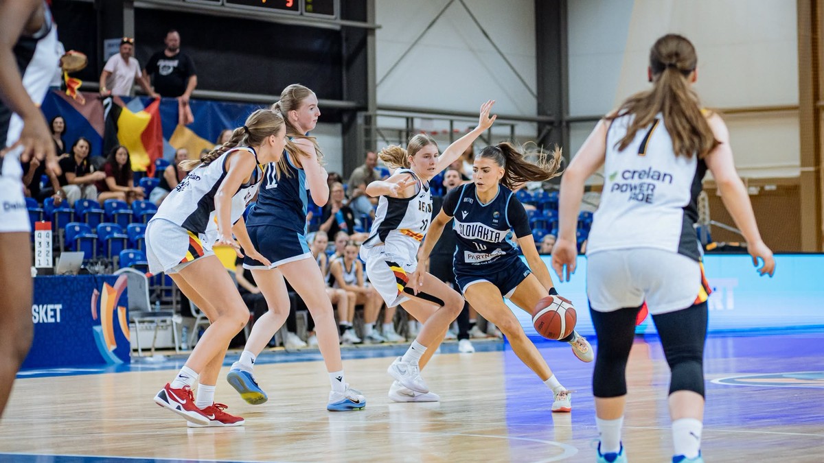 Basketbalistky Slovenska do 16 rokov v zápase proti Belgicku v semifinále ME v B-kategórii.