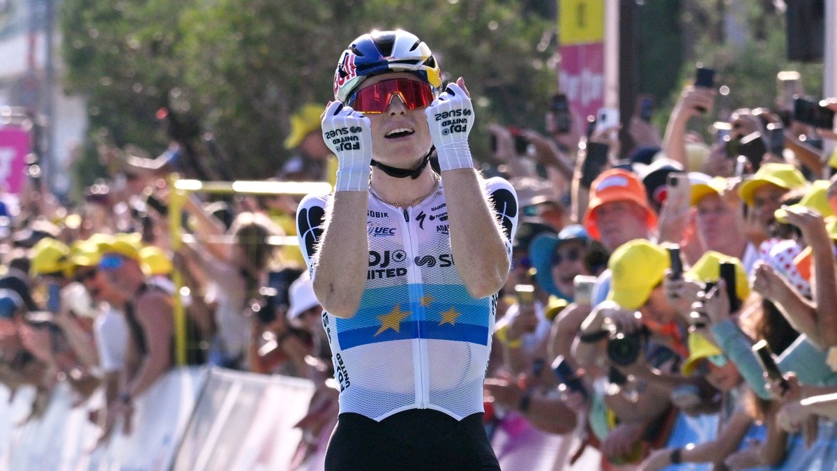 Demi Volleringová sa teší z víťazstva v 8. etape Tour de France Femmes 2026. 