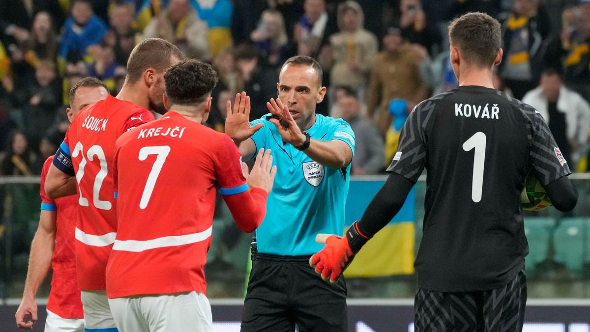 Českí futbalisti protestujú proti verdiktu španielskeho rozhodcu Guillerma Cuadru.