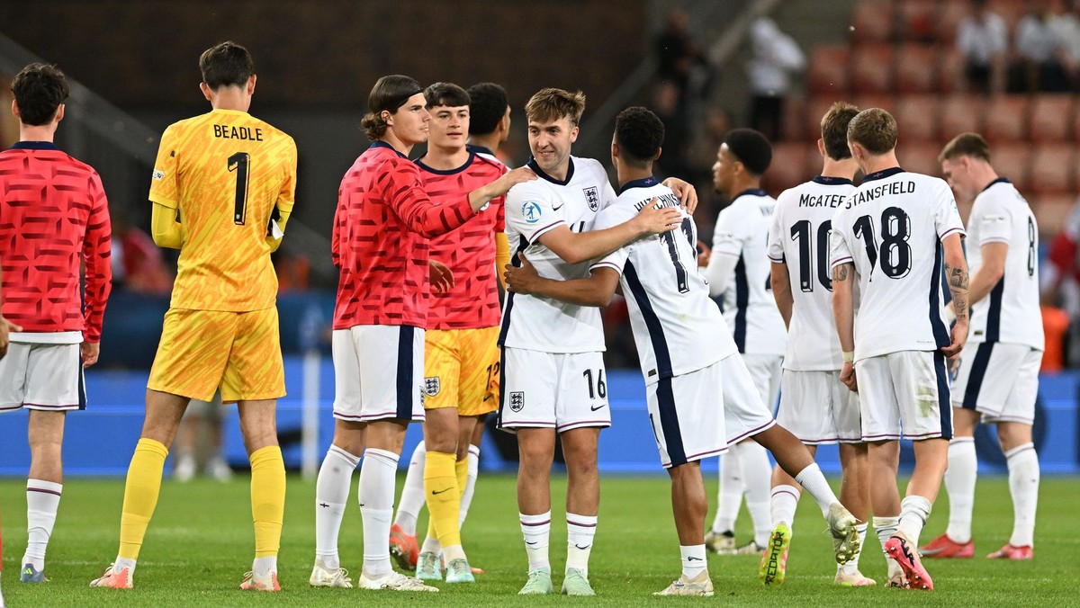 Anglickí futbalisti sa tešia po víťazstve v zápase Španielsko - Anglicko vo štvrťfinále EURO U21 2025.