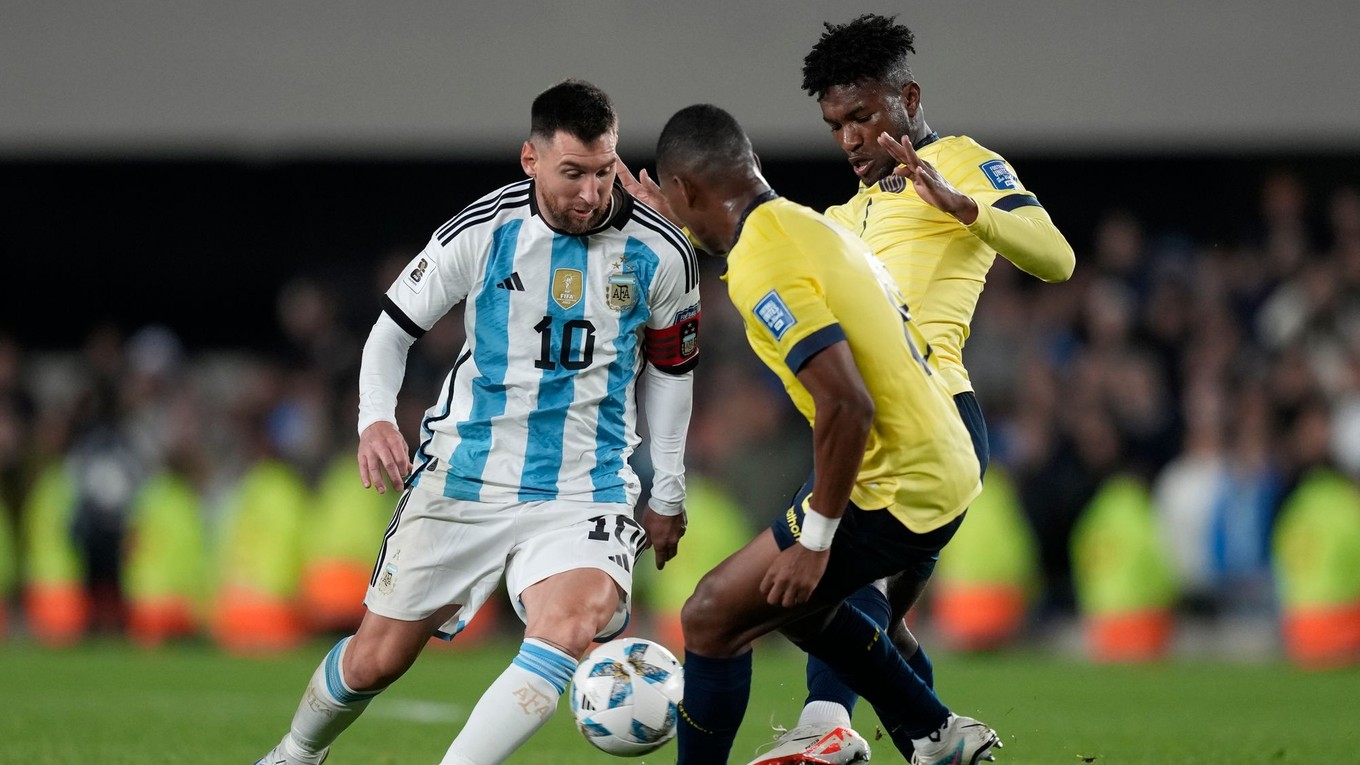 Lionel Messi v zápase s Ekvádorom.