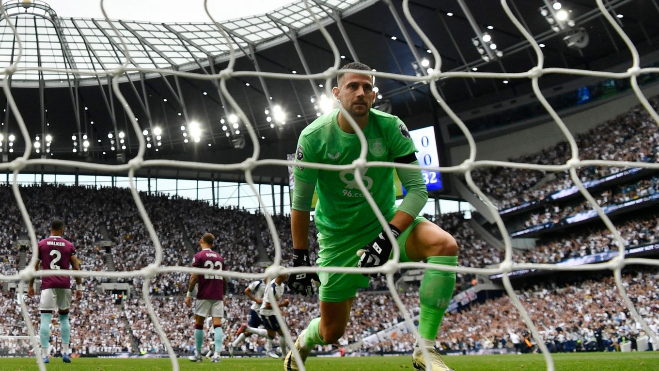 Martin Dúbravka vyberá loptu zo siete.