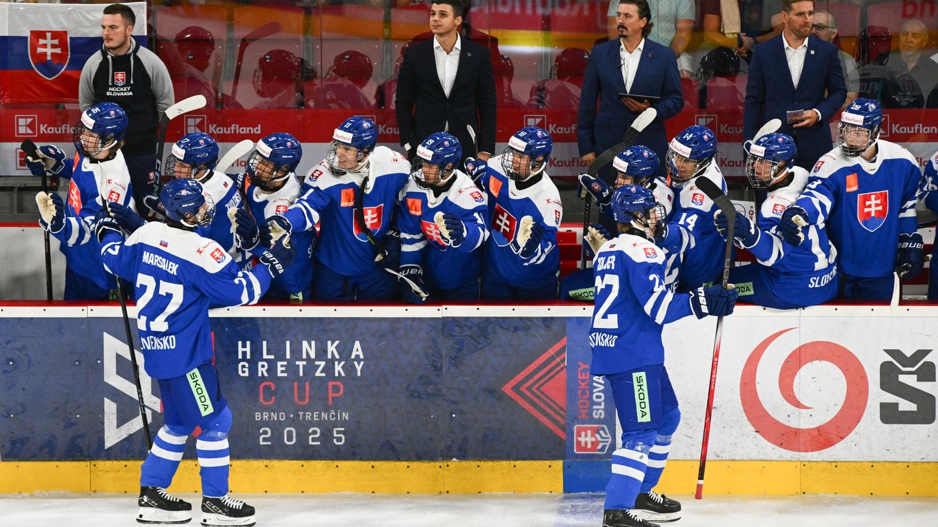 Radosť hráčov Slovenska po góle   na turnaji Hlinka Gretzky Cup 2025.