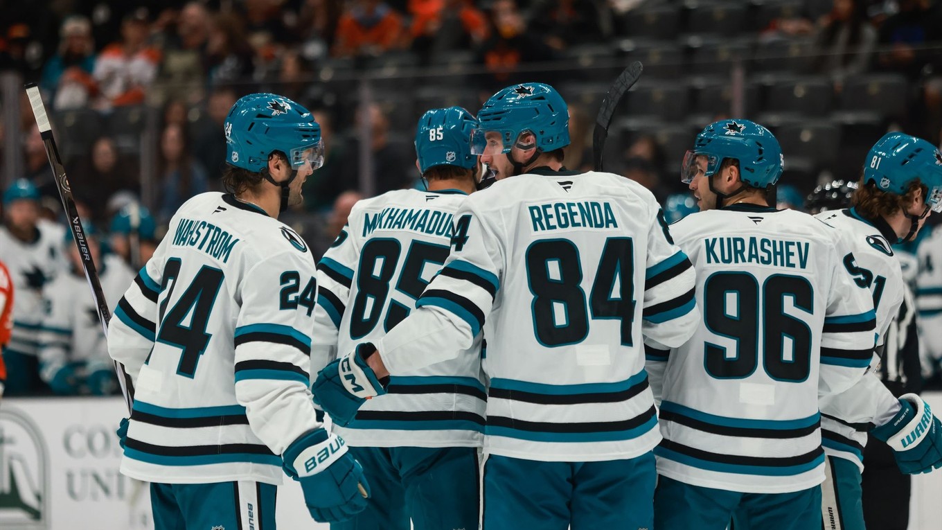 Pavol Regenda oslavuje gól so spoluhráčmi.