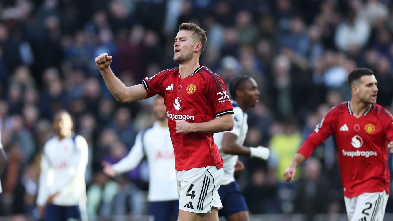 Matthijs de Ligt oslavuje gól v sieti Tottenhamu.