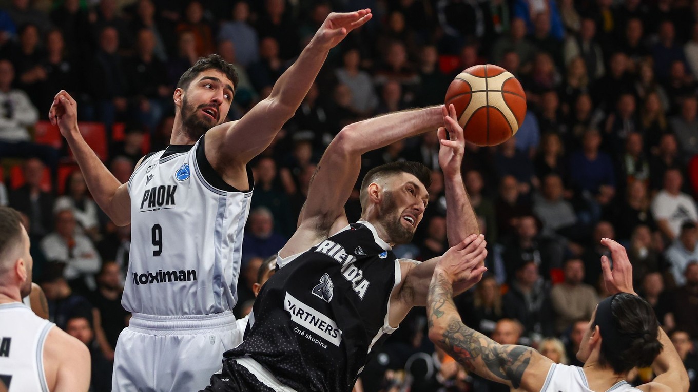 Nikolaos Persidis (PAOK), Fahro Alihodžič (Prievidza) a Antonios Koniaris (PAOK) bojujú o loptu v zápase M-skupiny druhej fázy Europského pohára FIBA (EP FIBA). 