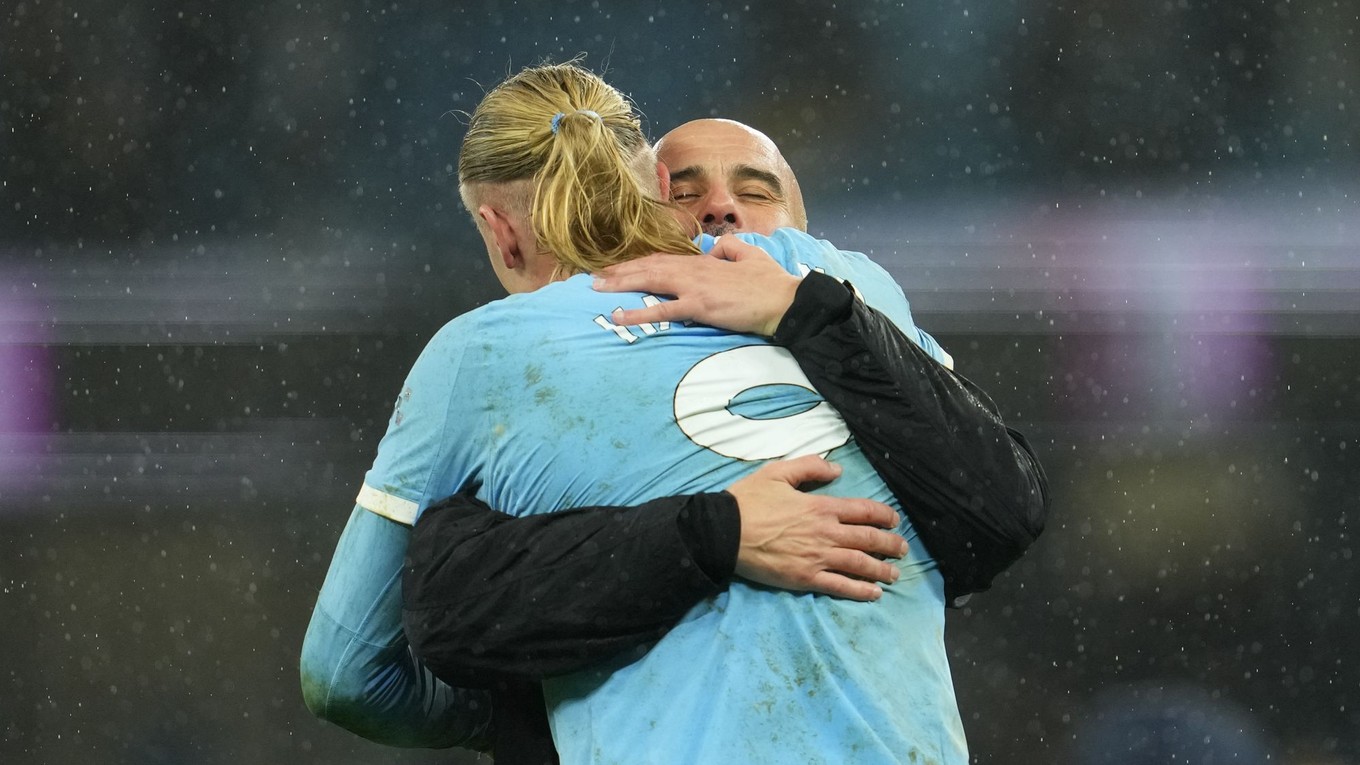 Tréner Pep Guardiola a Erling Haaland.