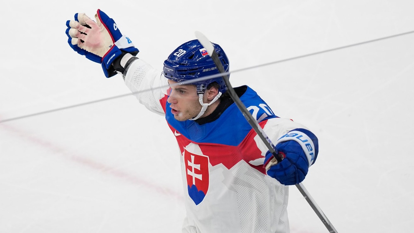 Juraj Slafkovský oslavuje gól. 