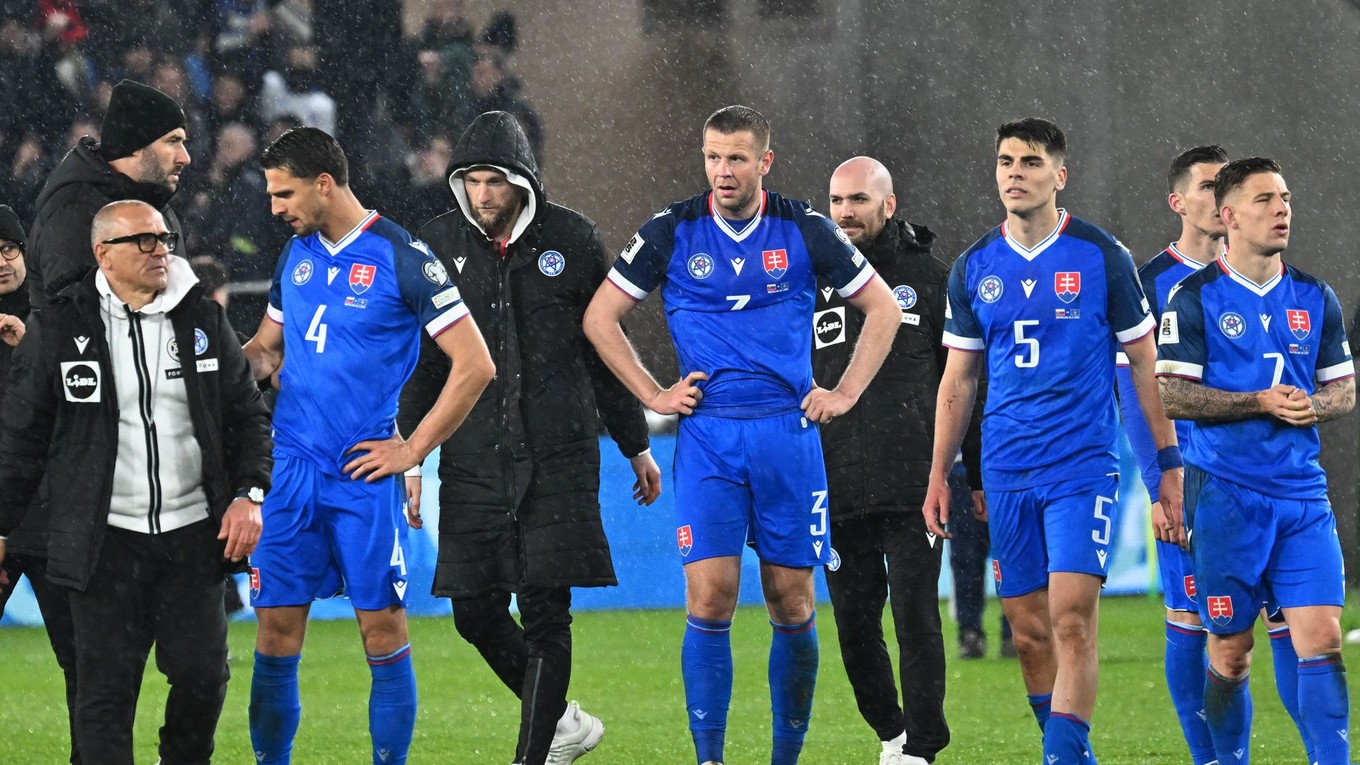 Slovenskí futbalisti po prehre v baráži proti Kosovu.