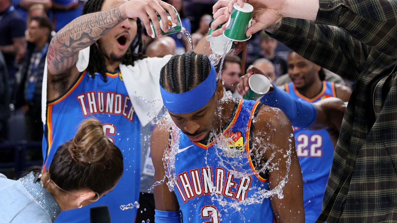 Jaylin Williams vľavo a ďalší hráči Thunder polievajú vodou rozohrávača Shai Gilgeous-Alexander (2) po zápase.