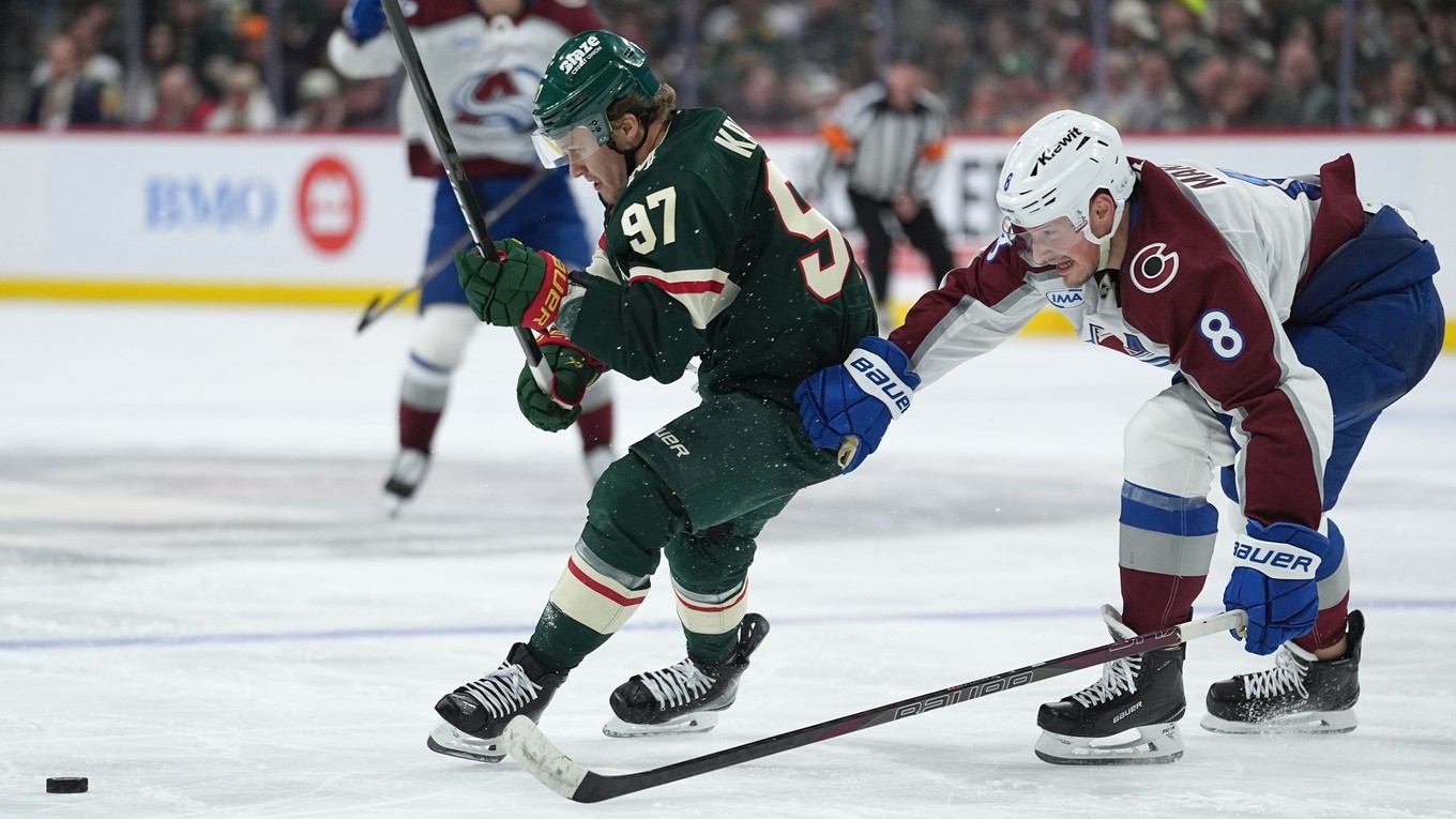 Kirill Kaprizov v súboji s Caleom Makarom v zápase play-off Minnesota - Colorado. 