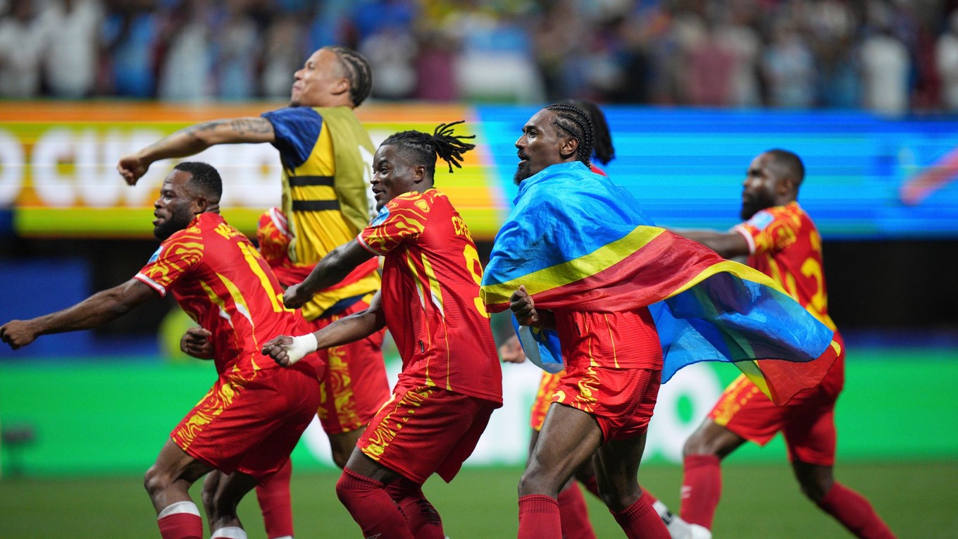 Futbalisti DR Kongo oslavujú postup zo skupiny na MS 2026.