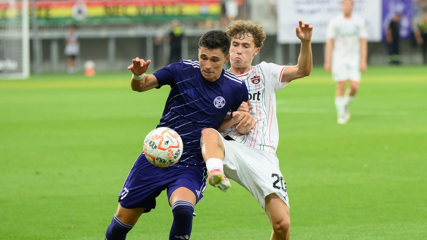 Adam Krčík (Komárno) a Filip Trello (Trnava) v zápase 2. kola futbalovej Niké ligy.