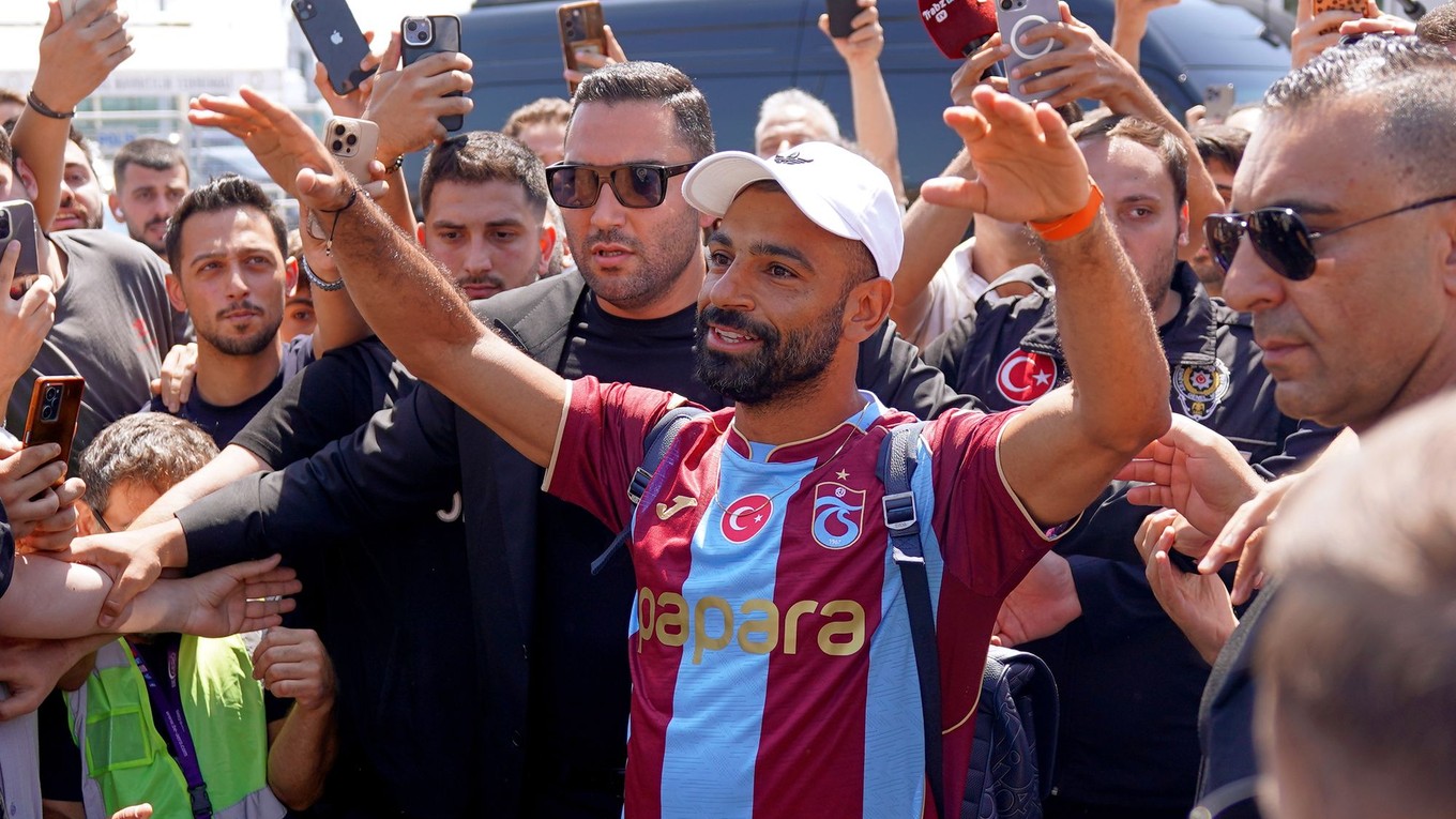 Egyptský futbalista Mohamed Salah oblečený v drese Trabzonsporu.