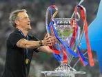 Tréner PSG Luis Enrique sa dotýka trofeje po triumfe vo finále Ligy majstrov.