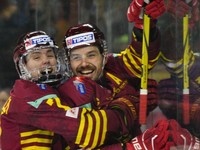 sprava Tomáš Záborský (Trenčín) a Brett Stapley (Trenčín) sa tešia po góle