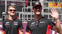 Piloti tímu Haas Nico Hülkenberg (vľavo) a Oliver Bearman.