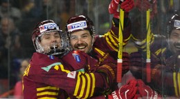 sprava Tomáš Záborský (Trenčín) a Brett Stapley (Trenčín) sa tešia po góle