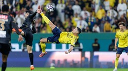 Cristiano Ronaldo strieľa gól. 