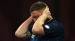 Škótsky šípkar Cameron Menzies počas MS v šípkach 2026.