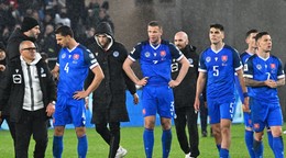 Slovenskí futbalisti po prehre v baráži proti Kosovu.