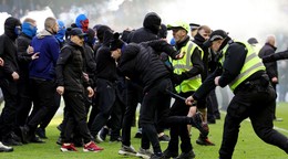 Usporiadatelia a policajti zasahujú počas bitky fanúšikov, 