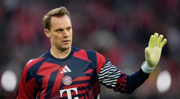 Brankár Bayernu Mníchov Manuel Neuer máva divákom.