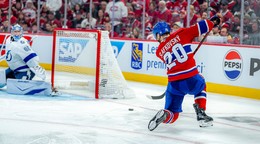 Juraj Slafkovský nepremieňa veľkú šancu v predĺžení šiesteho zápasu 1. kola play-off NHL Montreal - Tampa Bay. 