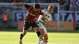 Vľavo hráč Spartaka Juanmi Carrión a hráč Skalice Lukáš Šimko bojujú o loptu počas zápasu 1. kola Niké ligy.