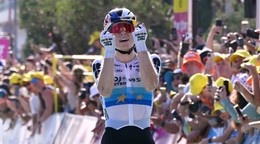 Demi Volleringová sa teší z víťazstva v 8. etape Tour de France Femmes 2026.