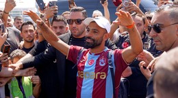 Egyptský futbalista Mohamed Salah oblečený v drese Trabzonsporu.