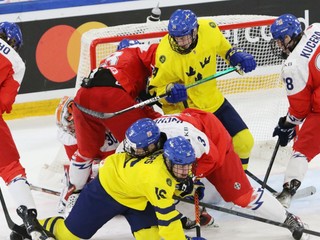 Momentka zo zápasu Česko - Švédsko na MS do 18 rokov. Na fotografii Adam Jecho (7), Gustaf Kangas (16), Vojtěch Vochvest (3), Simon Zether (24), Jan Kucera (28).