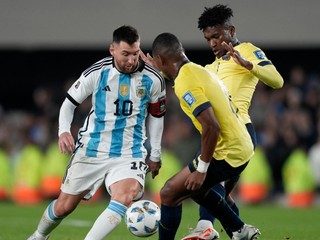Lionel Messi v zápase s Ekvádorom.