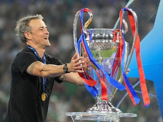 Tréner PSG Luis Enrique sa dotýka trofeje po triumfe vo finále Ligy majstrov.