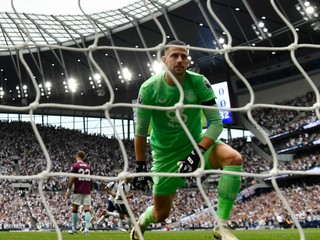 Martin Dúbravka vyberá loptu zo siete.